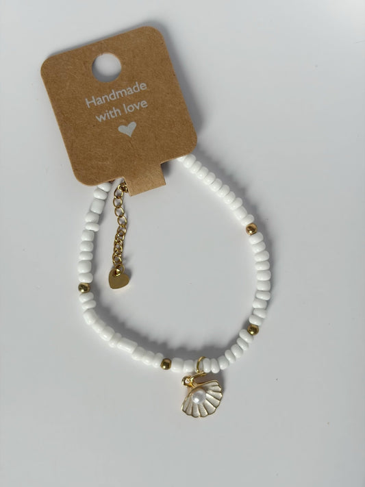 Handmade Anklet With Shell Pendant - Lottie And FloHandmade Anklet With Shell PendantHandmade Beaded AnkletLottie And Flo